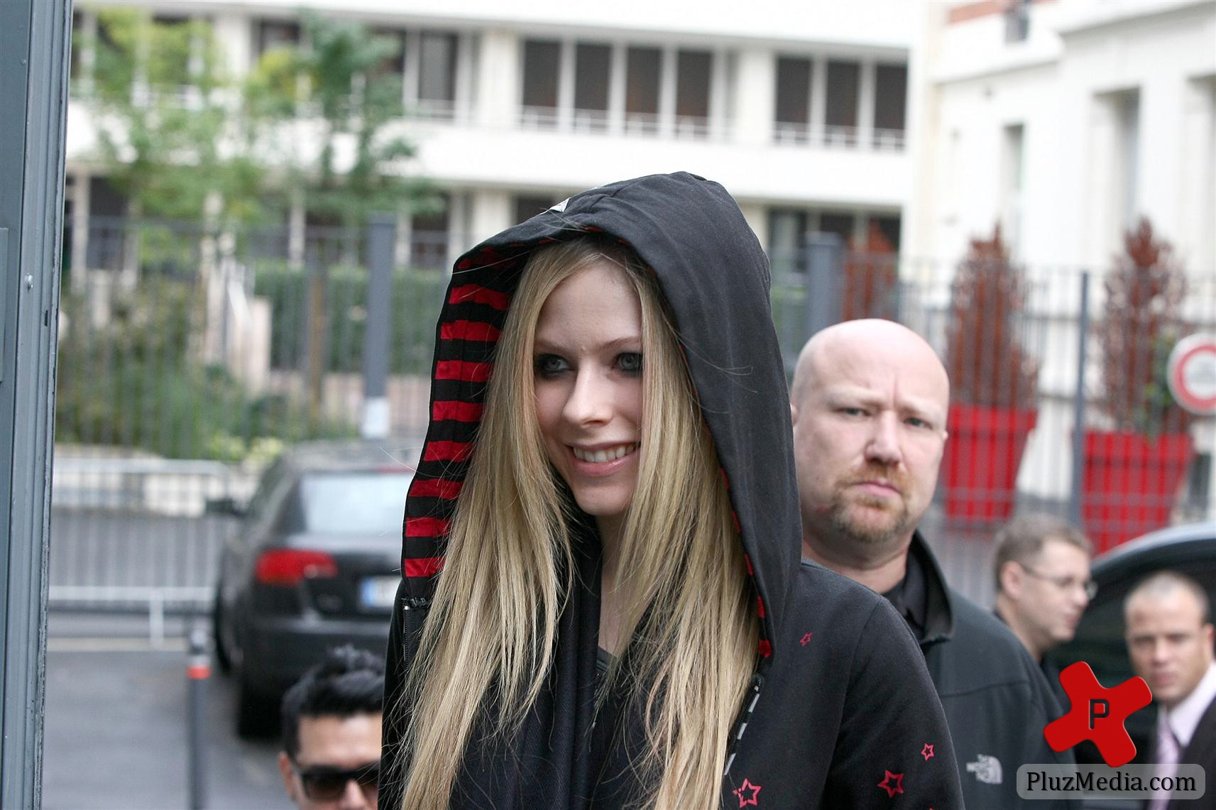 Avril Lavigne is all smiles as she leaves her Paris hotel photos | Picture 77879